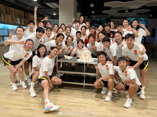 第18分钟，奥古斯托禁区左侧横传门前，门将及时将球拦截。